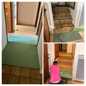 Photo de galerie - Rénovation maison, pose d’un très beau parquet. Salon, cuisine, entrée, escalier, couloir.