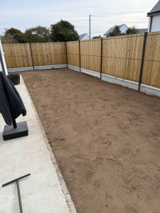 Photo de galerie - Deuxième partie du terrain remise au propre : nivelage, ratissage et préparation du sol pour le semis. Résultat propre et homogène avec le reste du jardin.