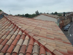 Photo de galerie - Rénovation complète de la toiture avec pose d'un écran pare-pluie sous toiture, closoir ventilé et nettoyage des tuiles.