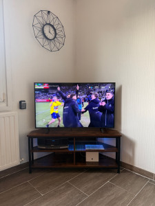 Photo de galerie - J’ai monté le meuble TV d’un de mes clients. j’ai équipé le meuble d’un ruban led pour un bon rendu final. mon client était plus que satisfait ?