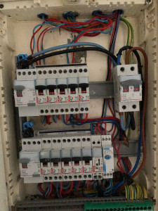 Photo de galerie - Contrôle du serrage des disjoncteurs + Test les boutons des Différentiel  