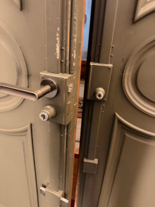 Photo de galerie - Remplacement de cylindre sur porte double vantaux