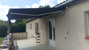 Photo de galerie - Montage store a benne manuel 