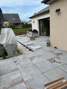 Photo de galerie - Création d’une terrasse en carrelage sur plots à Pleurtuit