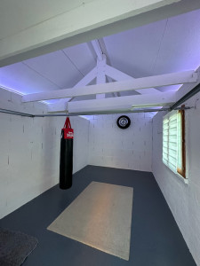 Photo de galerie - Rafraîchissement d’un garage à la demande du client pour y faire une petite salle de sport.