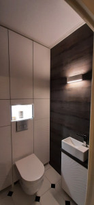 Photo de galerie - Rénovation pièce toilettes. ajout du lavabo ainsi que carrelage mural et lumière