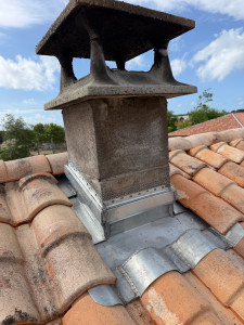 Photo de galerie - Abergement de cheminée en zinc sur mesure et porte-solin grillagé pour accueillir un enduit sur la cheminée 