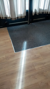 Photo de galerie - Pose de parquet et implantation du tapis de sol au niveau du parquet. ?