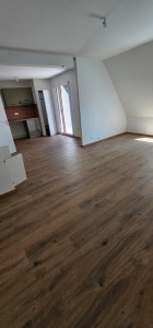 Photo de galerie - Rénovation d’un parquet en bois massif avec ponçage et vitrification pour redonner tout son éclat au bois naturel. Finitions soignées et résultat élégant. Réalisation BATNEO RENOV, spécialiste de la rénovation de A à Z.