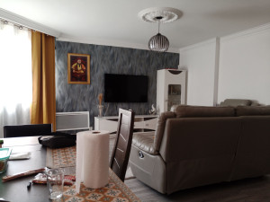 Photo de galerie - Reprise des enduit peinture tapisserie luminaire 