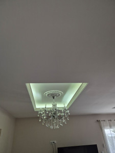Photo de galerie - Décoration du plafond avec pose de moulures décoratives.