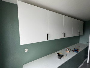 Photo de galerie - Pose de meubles de cuisine au mur 