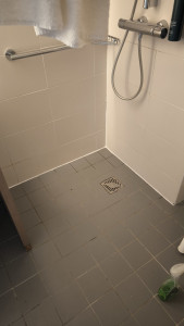 Photo de galerie - Remplacement joint silicone chambre d'hôtellerie. 