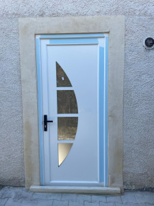 Photo de galerie - Ouverture sur mur porteur + reprise en sous oeuvre (linteau + poteaux) + enduit de façade autour de la porte. 