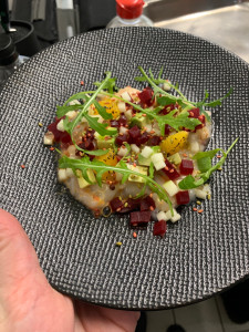 Photo de galerie - Tartare de gambas betterave et pommes granny 