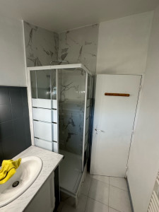 Photo de galerie - Changement d’une cabine de douche par carrelage effet marbre ,pose d’une barre de douche,parois de douche,peinture de l’ancienne faïence en gris+peinture en blanc des murs 