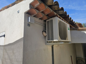 Photo de galerie - Rajout d'une alimetation électrique facade non voyans pour un store électrique. 