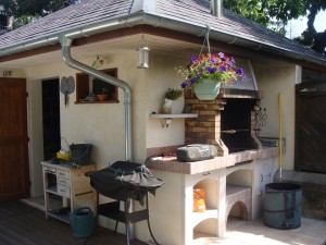 Photo de galerie - Rénovation cabane de jardin construction compléte barbecue