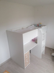 Photo de galerie - Montage d'un lit superposé avec bureau et armoire intégrée.