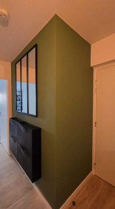 Photo de galerie - Mise en valeur de l’entrée avec un mur habillé en vert canopée, pour une ambiance chic et chaleureuse