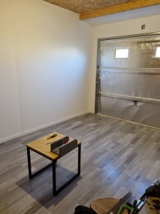 Photo de galerie - Isolation d'un garage avec placo, parquet, moulures et kit isolation porte de garage. 