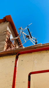 Photo de galerie - Pose d’une antenne sur un toit 