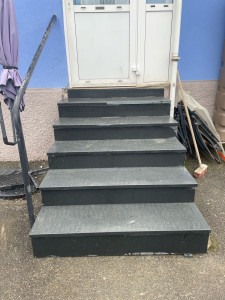 Photo de galerie - Habillage d’un escalier sur mesure en granite gris de Remiremont 