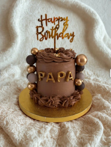 Photo de galerie - Layercake 6 personnes ganache de fourrage au chocolat au lait avec croustillant noisettes biscuit Molly cake chocolat et pour la couverture une crème béton chocolat lait 