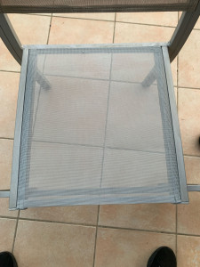 Photo de galerie - Réfection d’une assise de chaise en textilène : remplacement de la toile et remise en tension.