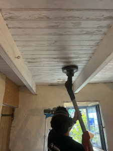 Photo de galerie - Ponçage poutre en bois et lambris 