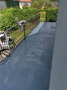 Photo de galerie - Mise en place résine multi couche sur terrasse avec antidérapant 