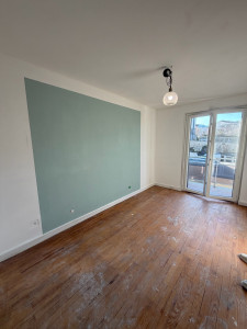 Photo de galerie - Rénovation murs et plafonds de plusieurs chambres avec formes géométriques peintes sur toile de verre. Budget 3250€.