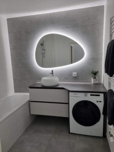 Photo de galerie - Carrelage 60x120, meuble de salle de bain et miroir lumineux