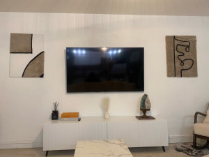 Photo de galerie - Fixez le téléviseur au mur.