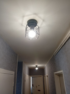 Photo de galerie - Installation de luminaires dans un couloir 