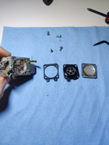 Photo de galerie - Réfection carburateur tronçonneuse 