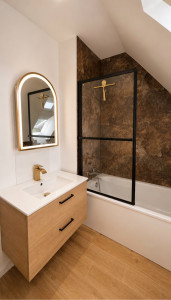 Photo de galerie - Pose plaque PVC / meuble vasque / miroir 