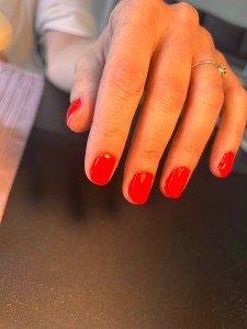 Photo de galerie - Gel UV sur ongles naturels avec vernis semi permanent 