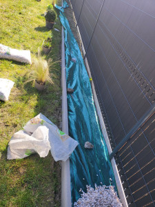 Photo de galerie - Création de massif de fleurs avec bordure en béton  avant  