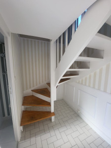 Photo de galerie - Peinture escalier, remise à propre marche, pose papier peint cage d'escalier , pose baguette, et carré,  peinture sous bassement 