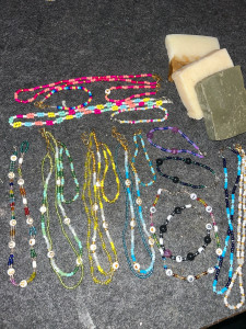 Photo de galerie - Fabrication de bijoux mixtes sur commande : bracelet, collier, bague, porte-clé, accessoires. Fabrication de savon : ici, poudre d’orange/fleur d’oranger, lait d’avoine/huile végétale d’avoine et argile verte. 