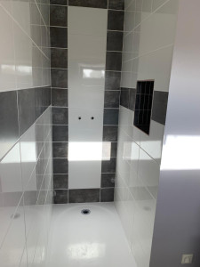 Photo de galerie - Découpe et pose faïence hauteur totale dans salle d'eau.