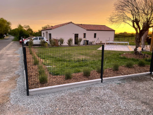 Photo de galerie - Plantation d’une haie, pose d’une clôture et réalisation d’un gazon