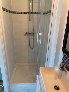 Photo de galerie - Installation d’une nouvelle porte de douche et reprise des joints d’étanchéité 