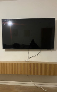 Photo de galerie - Fixer un meuble TV au mur et un téléviseur au mur. 