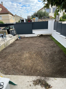 Photo de galerie - Voici le avant d’une pose de pelouse