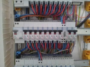 Photo de galerie - Réalisation d’une installation électrique avec mise en place et raccordement du tableau électrique, disjoncteurs et câblage des différents circuits. Travail réalisé avec soin pour assurer une installation propre, organisée et sécurisée.

