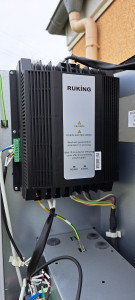 Photo de galerie - Petit entretien sur une pompe à chaleur air rau, la photo dessus montre le variateur du compresseur 