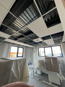 Photo de galerie - Réalisation d’un doublage périphérique et d’un faux plafond en dalle 60 60 