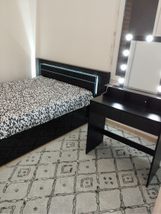 Photo de galerie - Montage lit et coiffeuse 